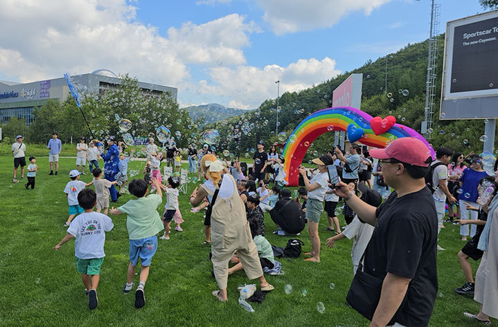 하이원리조트 마운틴광장에서 열린 상상의 놀이터 버블쇼 모습.(사진=강원랜드 제공) *재판매 및 DB 금지