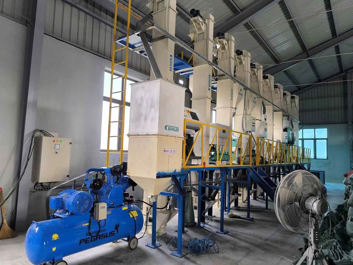 [세종=뉴시스]한국농어촌공사가 '쌀 가치사슬 고도화'를 위해 건조저장시설, 공동작업장, 집하장 등 생산 기반을 보완했다. 수확 후 처리시설 내 도정기(좌), 저장창고 내부의 모습(우). (사진=농어촌공사 제공) *재판매 및 DB 금지