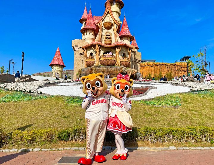 [부산=뉴시스] 롯데자이언츠 응원단으로 변신한 롯데월드 대표 캐릭터 로티와 로리. (사진=롯데월드 어드벤처 부산 제공) 2025.05.08. photo@newsis.com *재판매 및 DB 금지