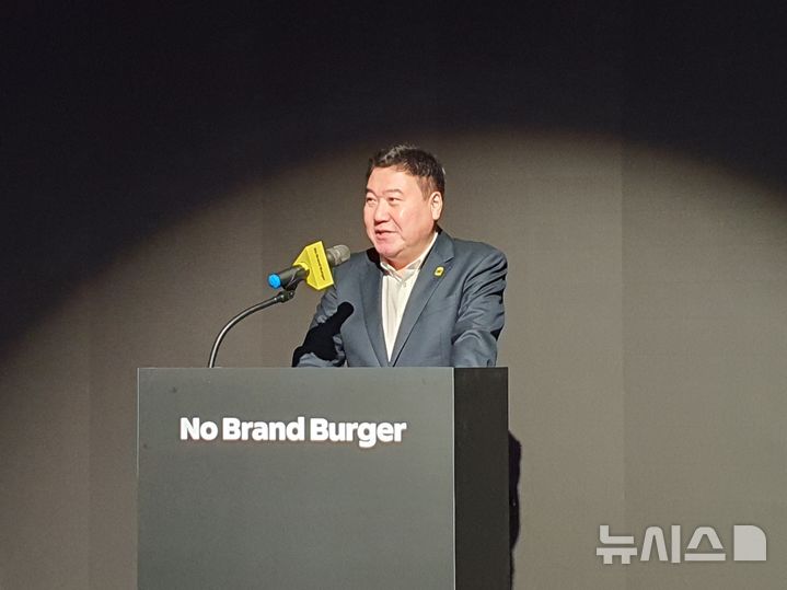 [서울=뉴시스] 강승협 신세계푸드 대표는 8일 오전 서울시 코엑스 스튜디오 195에서 기자간담회를 갖고 노브랜드 버거 신규 가맹 모델을 발표하고 있다. photo@newsis.com