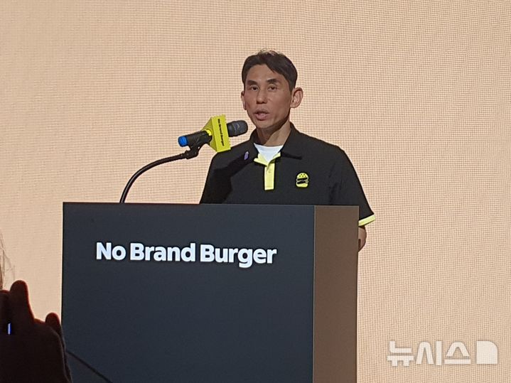 [서울=뉴시스] 김규식 신세계푸드 프랜차이즈 담당 상무는 8일 오전 서울시 코엑스 스튜디오 195에서 기자간담회를 갖고 노브랜드 버거의 가성비 신메뉴 라인인 'NBB어메이징 버거'를 설명하고 있다. photo@newsis.com