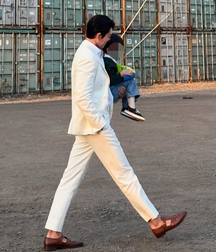 김우빈, 아들 抱っこで余裕 넘치는 모습 화제! 훈남 아빠 비주얼에 팬들 심쿵