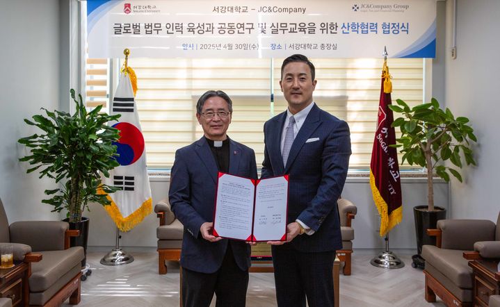 서강대 심종혁 총장(왼쪽)과 제이씨엔컴퍼니그룹 존청(John Chung) 대표변호사가 업무협약식을 기념해 사진을 찍고 있다. (사진=서강대 제공) *재판매 및 DB 금지