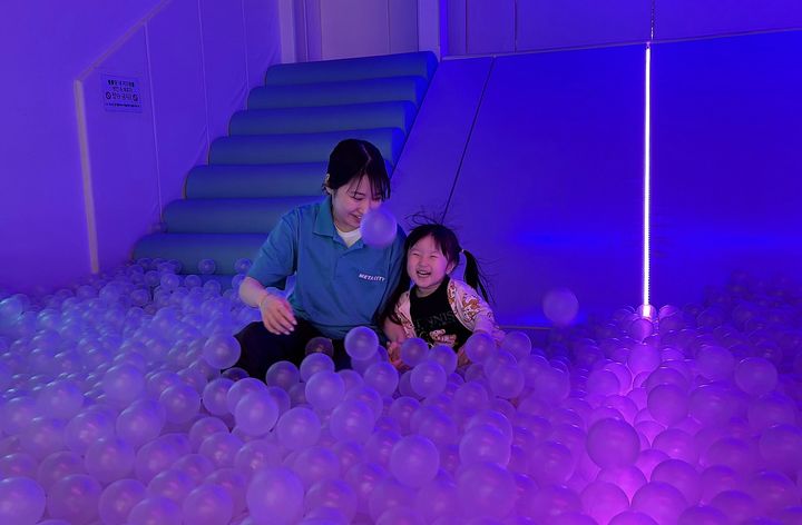 [대구=뉴시스] 롯데백화점 대구점은 5층 키즈카페 '메타시티'에서 아동 케어 전용 '프라이빗 케어 프로그램'(Private Care Program)을 새롭게 선보인다. (사진=롯데백화점 제공) 2025.05.08. photo@newsis.com *재판매 및 DB 금지