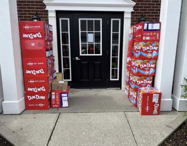 [서울=뉴시스] 미국 켄터키주 8살 아이가 엄마의 휴대폰으로 덤덤 막대사탕 7만 개를 주문해 난감한 상황에 빠졌다.(사진=가디언) *재판매 및 DB 금지