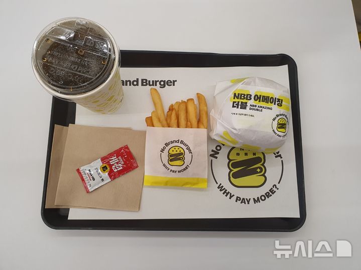 [서울=뉴시스] 노브랜드 버거가 8일 선보인 가성비 신메뉴 라인 'NBB어메이징 버거'의 첫 상품인 'NBB어메이징 더블' 세트. photo@newsis.com