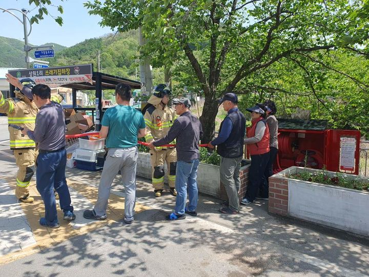 [대구=뉴시스] 대구 수성소방서는 비상 소화장치를 신설하고 주민 합동 사용법 교육을 실시했다. (사진=대구 수성소방서 제공) 2025.05.08. photo@newsis.com *재판매 및 DB 금지