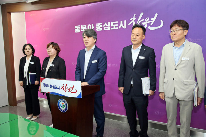 [창원=뉴시스] 강경국 기자 = 안제문 경남 창원시 의창구청장이 8일 용동근린공원 조성 사업 정상화 추진과 관련해 브리핑을 하고 있다. (사진=창원시청 제공). 2025.05.08. photo@newsis.com *재판매 및 DB 금지