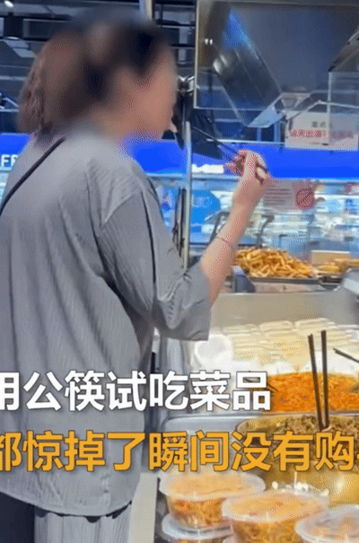 [서울=뉴시스] 공용 젓가락으로 절임 채소를 시식하는 여성의 모습 (사진=웨이보) *재판매 및 DB 금지