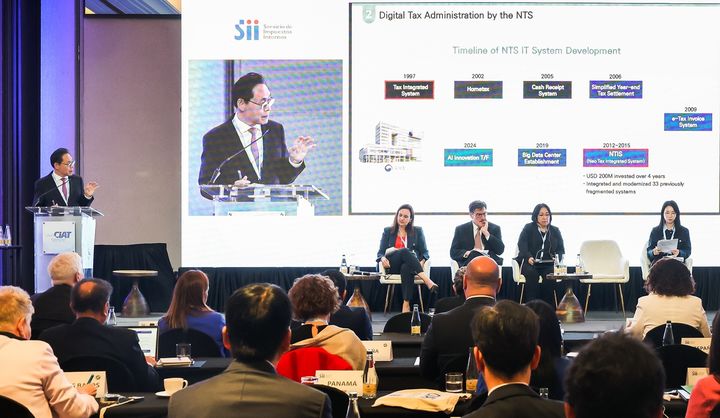 강민수 국세청장이 지난 6일부터 8일까지 칠레 산티아고에서 열린 제59회 범미주 국세청장회의(CIAT)에서 AI와 빅데이터를 활용한 한국의 탈세적발·신고검증 시스템에 대해 발표하고 있다.(사진 : 국세청 제공) 2025.5.8. *재판매 및 DB 금지