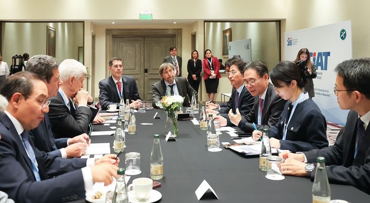 강민수 국세청장이 지난 6일부터 8일까지 칠레 산티아고에서 열린 제59회 범미주 국세청장회의(CIAT)기간 중 칠레 국세청장, CIAT사무총장과 삼자회의를 하고 있다.(사진 : 국세청 제공) 2025.5.8. *재판매 및 DB 금지