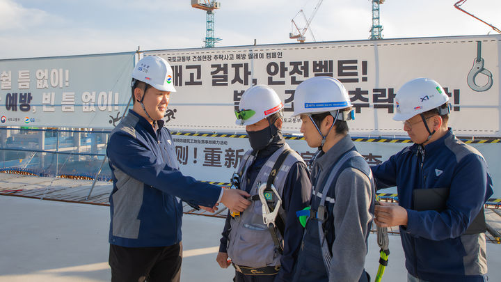 [서울=뉴시스] 허윤홍 GS건설 대표(사진 왼쪽)가 인천 송도 현장을 방문해, 직원들의 추락방지를 위한 안전장비를 직접 점검하고 있다. (사진=GS건설 제공) 2025.05.08. photo@newsis.com&nbsp; *재판매 및 DB 금지