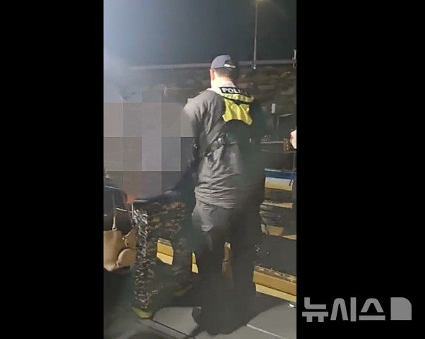 [제주=뉴시스] 서귀포해양경찰서가 8일 오전 제주 우도에서 50대 응급 환자를 이송하고 있다. (사진=서귀포해양경찰서 제공) 2025.05.08. photo@newsis.com