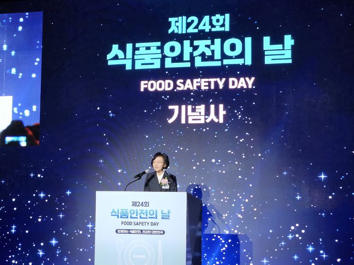 [서울=뉴시스] 송종호 기자= 오유경 식약처장은 8일 서울 중구에 있는 더 플라자호텔에서 열린 제24회 식품안전의 날 기념식에서 "식품안전은 국민 건강의 근간이므로 정부, 업계, 소비자 모두가 함께 협력하고 책임을 나누는 것이 무엇보다 중요하다"라고 밝혔다. 2025.05.08. song@newsis.com *재판매 및 DB 금지