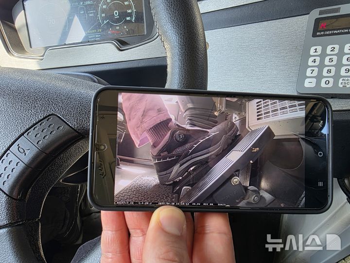 [화성=뉴시스]경기화성도시공사가 전기버스에 페달 블랙박스를 장착하고, 페달 조작을 영상으로 확인하고 있다.(사진=화성도시공사 제공)2025.05.08.photo@newsis.com