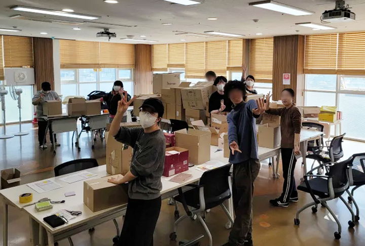 [서울=뉴시스] 청년들이 은은키트를 포장하는 모습. 2025.05.08. (사진=노원구 제공) *재판매 및 DB 금지