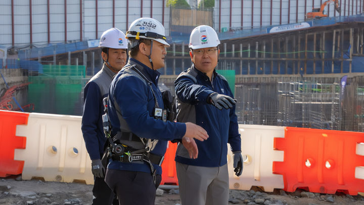 [서울=뉴시스] GS건설 COO 김태진 사장(사진 오른쪽)이 안전점검의 날 현장을 방문해 추락재해 예방을 위한 현장 점검을 하고 있다. (사진=GS건설 제공) 2025.05.08. photo@newsis.com *재판매 및 DB 금지