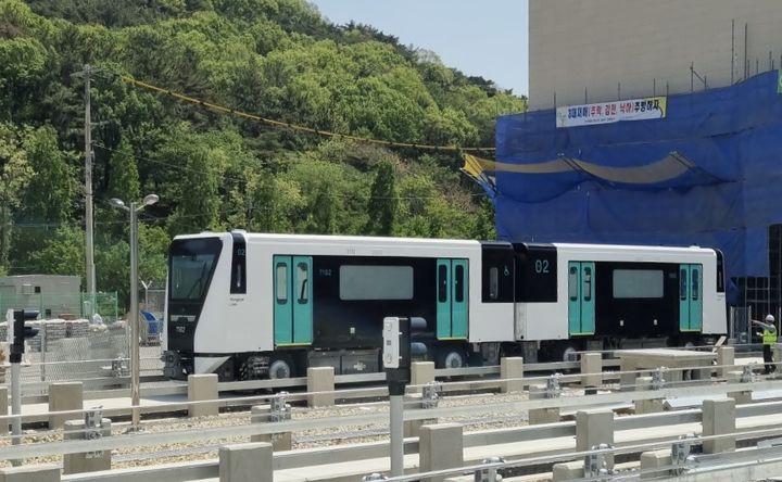 [부산=뉴시스] 부산교통공사가 8일 오전 양산선 시운전 운행을 위해 양산선 차량기지에 1개 편성 경전철 전동차를 처음으로 반입하고 있다. (사진=부산교통공사 제공) 2025.05.08. photo@newsis.com *재판매 및 DB 금지