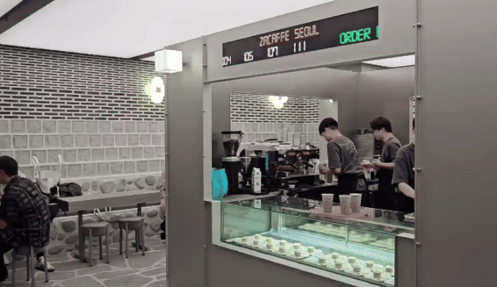 [서울=뉴시스] 이현주 기자=글로벌 패션 브랜드 자라(ZARA)가 8일 오전 서울 중구에 위치한 '명동 눈스퀘어 플래그십 스토어'를 리뉴얼 공개했다. 매장 3층에 위치한 자카페 내부 모습. 2025.05.08. juicy@newsis.com *재판매 및 DB 금지