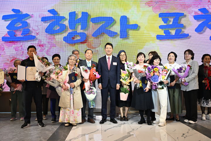 [서울=뉴시스] 오세훈 서울시장이 8일 열린 '제53회 어버이날 기념식'에서 효행 유공자들과 기념사진을 촬영하고 있다. 2025.05.08 (사진 제공=서울시) photo@newsis.com *재판매 및 DB 금지