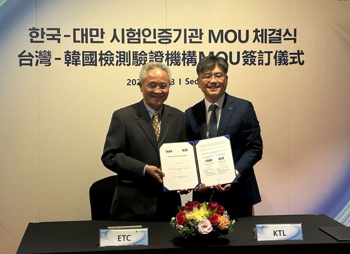 [진주=뉴시스]ETC 폴 랴오(Paul Liao) 전자파시험1부장(왼쪽)과 KTL 송태승 디지털산업본부장이 업무협약 기념사진을 촬영하고 있다.(사진=KTL 제공).2025.05.08.photo@newsis.com *재판매 및 DB 금지