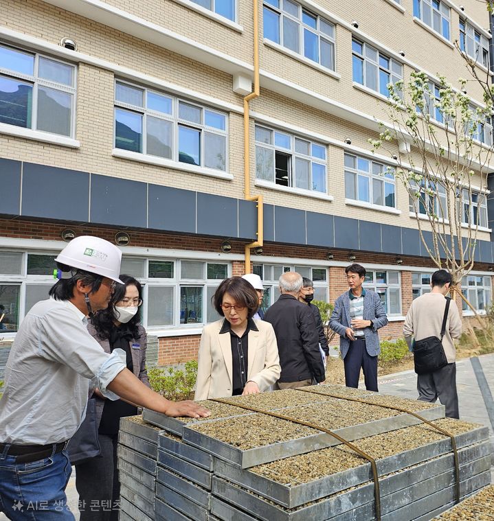 [양산=뉴시스] 양산교육지원청이 금송초중학교 입교를 앞두고 학교시설 등 준비 사항을 점검하고 있다. (사진=양산교육지원청 제공) 2025.05.08. photo@newsis.com *재판매 및 DB 금지