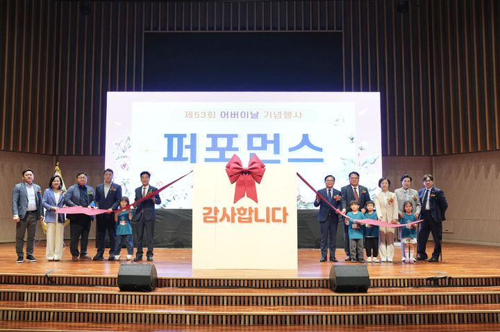 [천안=뉴시스] 충남 천안시가 백석대와 어버이날 기념 행사를 개최했다. (사진=천안시 제공) photo@newsis.com 2025.5.8 *재판매 및 DB 금지