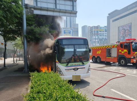 [광주=뉴시스] 8일 오전 11시7분께 광주 서구 광천동 광주종합버스터미널 앞 도로에서 운행 대기 중이던 시외버스에서 불이 나 7분 만에 꺼졌다. (사진=광주 서부소방서 제공) 2025.05.08. photo@newsis.com *재판매 및 DB 금지