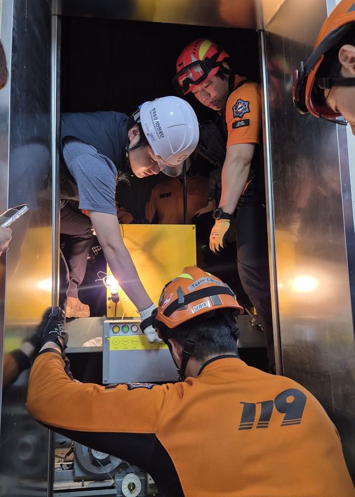 [전주=뉴시스] 8일 전북 전주시 전주대학교 교정 내 승강기에서 전주완산소방서 대원들이 승강기 사고 대응 훈련을 진행하고 있다. (사진=전주완산소방서 제공) 2025.05.08. photo@newsis.com *재판매 및 DB 금지