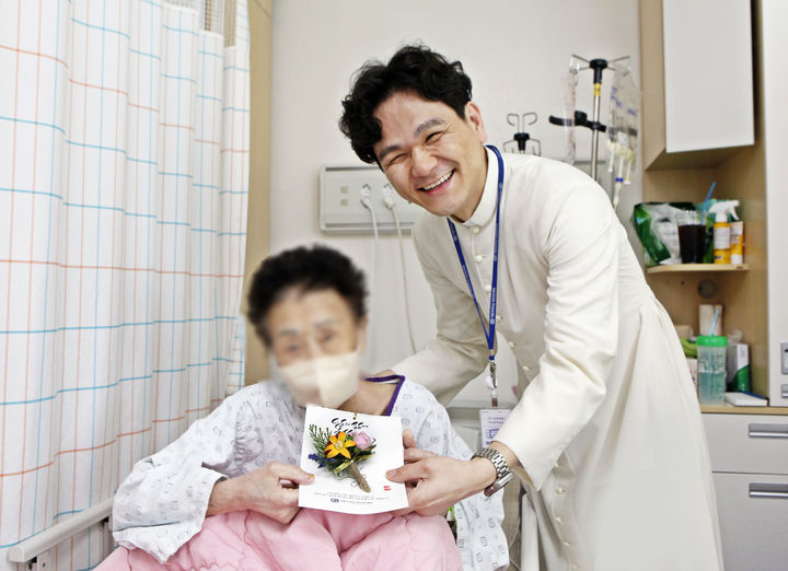 [대전=뉴시스]가톨릭대 대전성모병원이 8일 어버이날을 맞아 지역 사회 공헌 실천을 위해 여러 나눔 활동을 벌였다.(사진=대전성모병원 제공) 2025.05.08. photo@newsis.com *재판매 및 DB 금지