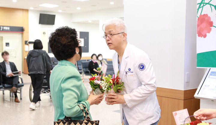 [대전=뉴시스] 충남대병원 대전 노인보건의료센터가 8일 제53회 어버이날을 맞아 노인보건의료센터 1층에서 사랑의 카네이션 행사를 열었다.(사진=충남대학교병원 제공) 2025.05.08. photo@newsis.com *재판매 및 DB 금지