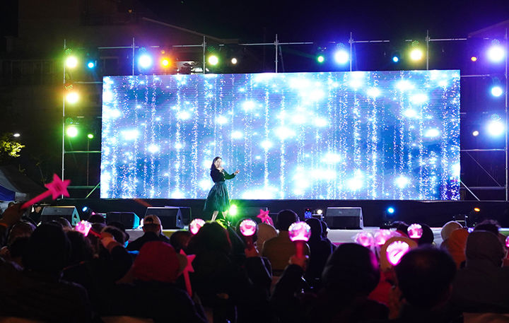 지난 3일 저녁 태백시 장성동 탄탄마을 특설무대에서 열린 태백 천상의 산나물축제에 인기가수가 열창하고 있다.(사진=태백시 제공) *재판매 및 DB 금지