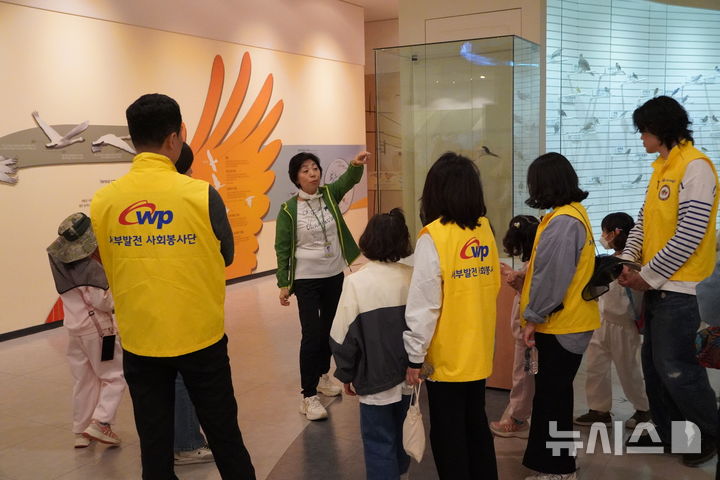 [세종=뉴시스]한국서부발전은 8일 어버이날을 맞아 충남 태안읍과 안면읍 노인 복지관을 방문해 어버이날 기념 행사를 열고 어르신 150여명에게 카네이션을 전달하고 점심 식사를 함께했다.(사진=서부발전 제공)