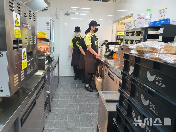 [서울=뉴시스] 서울시 광진구 화양제일골목시장 앞에 위치한 노브랜드 버거 신규 가맹 모델 적용 1호 직영점 매장의 건식 주방 모습. photo@newsis.com&nbsp; 