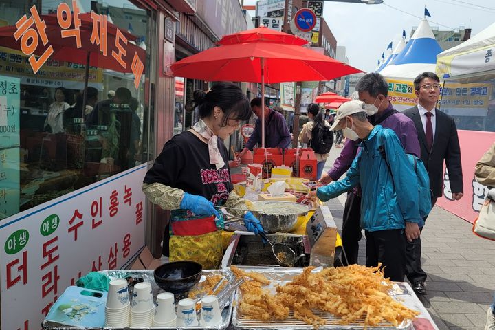 [대구=뉴시스] 이상제 기자 = 8일 대구 중구 약전골목에서 열린 '대구약령시 한방문화축제'에서 한 상인이 인삼 튀김을 만들고 있다. 2025.05.08. king@newsis.com *재판매 및 DB 금지