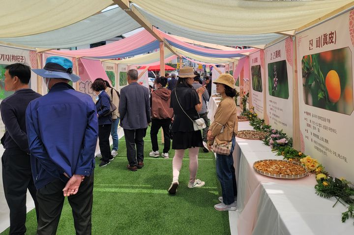 [대구=뉴시스] 이상제 기자 = 대한민국 대표 한방문화축제인 '대구약령시 한방문화축제'가 진행 중인 8일 오후 약전골목 일원은 약재를 구경하려 온 시민들로 붐볐다. 2025.05.08. king@newsis.com&nbsp; *재판매 및 DB 금지