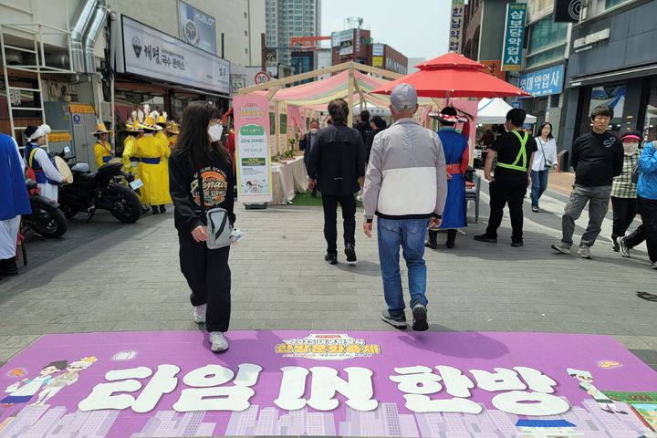 [대구=뉴시스] 이상제 기자 = 대한민국 대표 한방문화축제인 '대구약령시 한방문화축제'가 진행 중인 8일 오후 약전골목 일원은 약재를 구경하려 온 시민들로 붐볐다. 2025.05.08. king@newsis.com&nbsp; *재판매 및 DB 금지
