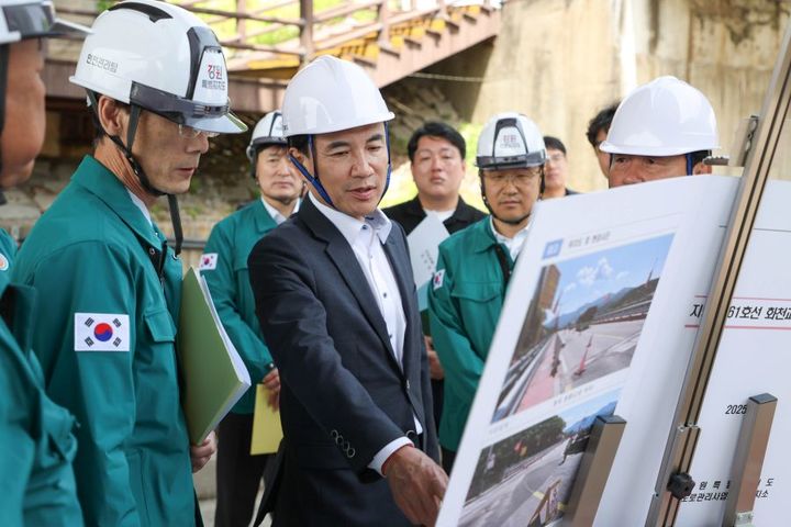 [화천=뉴시스] 8일 김진태 강원특별자치도지사는 8일 오전 강원 화천군 화천읍 하리 28-6번지 일원에 위치한 지방도 461호선 화천교를 방문해 피해현황을 점검하고 향후 안전 대책을 논의했다 고 밝혔다. 강원특별자치도 제공. *재판매 및 DB 금지