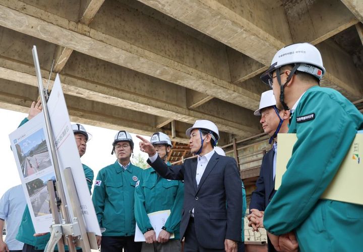 [화천=뉴시스] 8일 김진태 강원특별자치도지사는 8일 오전 강원 화천군 화천읍 하리 28-6번지 일원에 위치한 지방도 461호선 화천교를 방문해 피해현황을 점검하고 향후 안전 대책을 논의했다 고 밝혔다. 강원특별자치도 제공. *재판매 및 DB 금지