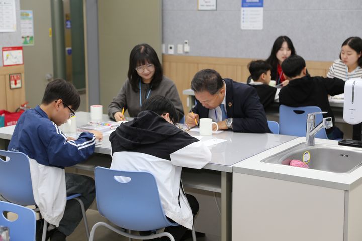 [광주=뉴시스] 영산강유역환경청은 8일 무등산생태탐방원에서 아동양육시설 학생을 대상으로 '이웃사랑 환경 e음 프로그램'을 진행했다. (사진=영산강환경청 제공) 2025.05.08. photo@newsis.com *재판매 및 DB 금지