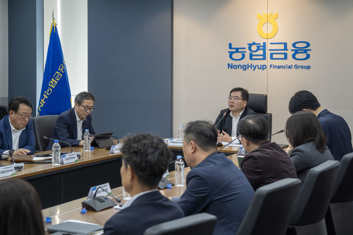 7일 서울 중구 농협금융 본사에서 조정래 부사장(가운데)이 글로벌전략협의회를 주재하고 있다. (사진=농협금융 제공) *재판매 및 DB 금지
