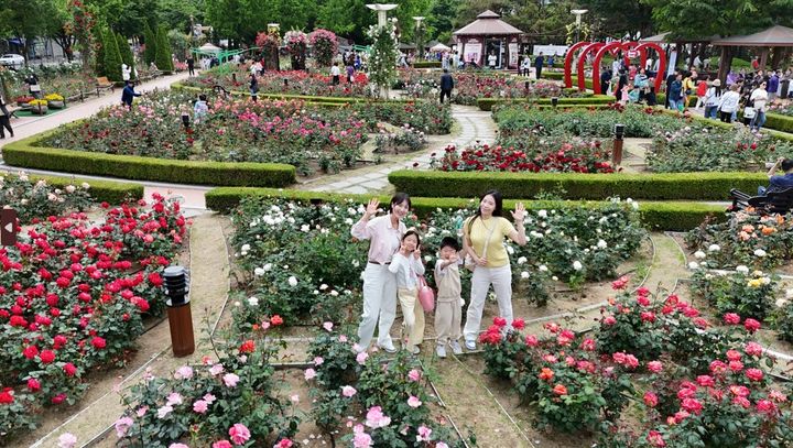 [대구=뉴시스] 달서문화재단은 달서구 이곡장미공원에서 봄 축제인 '장미꽃 필(Feel) 무렵'을 개최한다. (사진=달서문화재단 제공) 2025.05.08. photo@newsis.com *재판매 및 DB 금지