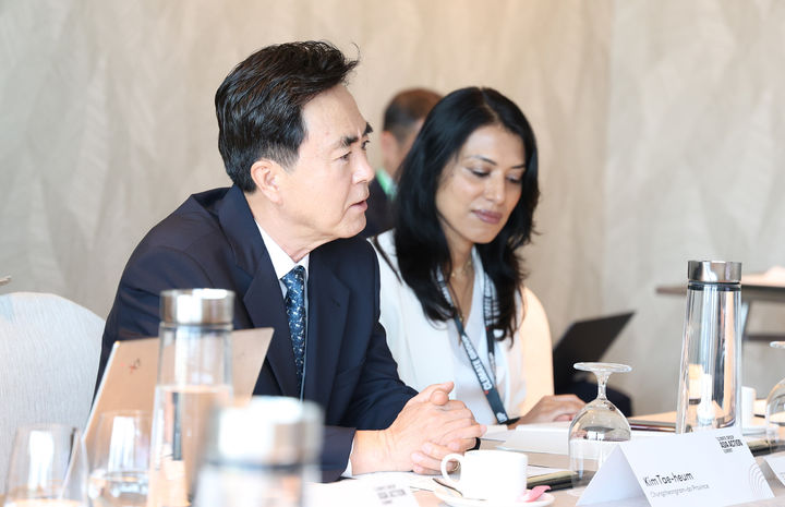 [홍성=뉴시스] 김태흠 충남지사가 싱가포르 ‘EP100 원탁회의’에 참석 발언을 하고 있다.&nbsp; *재판매 및 DB 금지