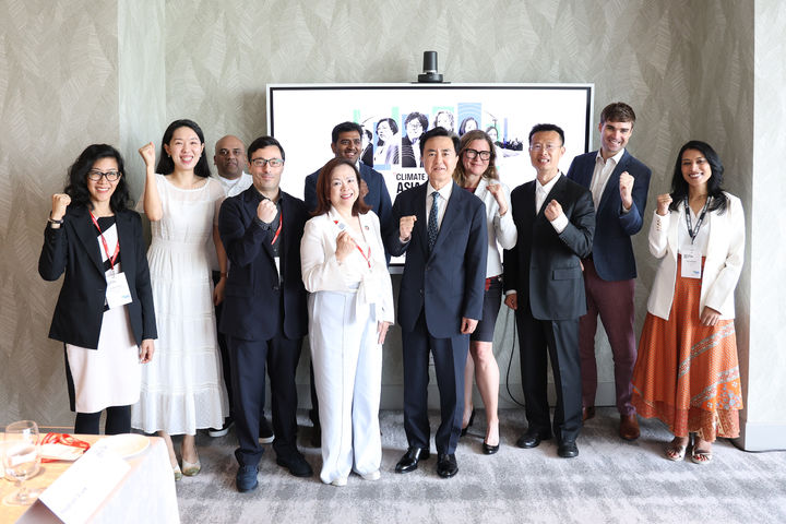 [홍성=뉴시스]&nbsp; 김태흠 충남지사가 싱가포르 ‘EP100 원탁회의’에서 참석자들과 기념촬영을 하고 있다.&nbsp; *재판매 및 DB 금지