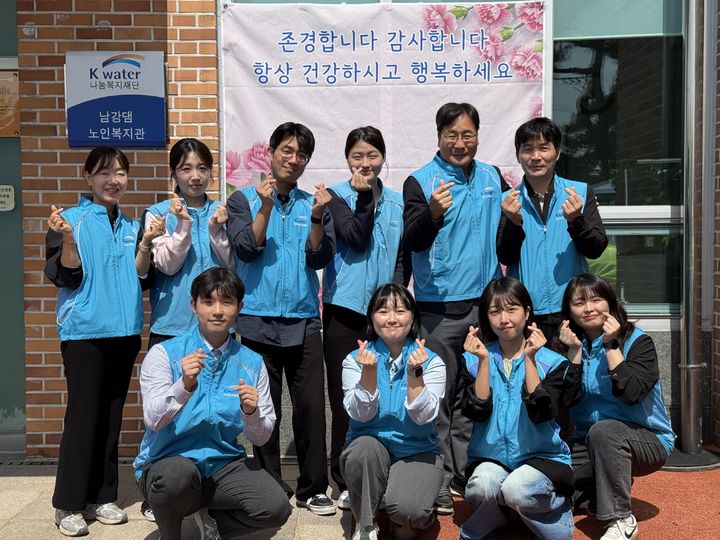 [진주=뉴시스]K-water 남강댐지사, 어버이날 지역어르신들께 공경의 마음 전달.(사진=K-water 남강댐지사 제공).2025.05.08.photo@newsis.com *재판매 및 DB 금지