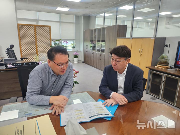 [전주=뉴시스]윤난슬 기자 = 우범기 전주시장은 8일 정부 세종청사를 방문해 기획재정부와 국토교통부, 과학기술정보통신부 등 주요 중앙부처를 상대로 전주시의 신규 핵심사업을 국가예산안에 적극 반영해줄 것을 요청했다. 왼쪽부터 유병서 기재부 예산실장과 우범기 시장.(사진=전주시 제공)