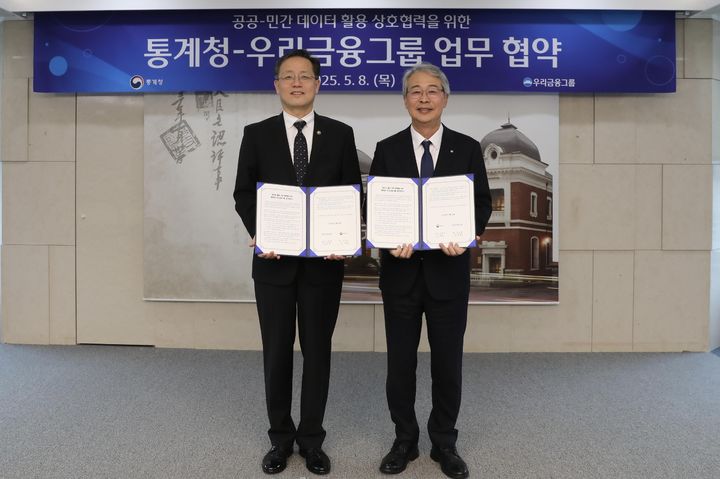 [세종=뉴시스] 통계청은 8일 서울 중구 우리금융지주 본사에서 우리금융그룹과 데이터 상호 협력을 위한 업무협약(MOU)을 체결했다고 밝혔다. 이날 협약식엔 이형일 통계청장(왼쪽)과 임종룡 우리금융그룹 회장이 참석했다. (사진=통계청 제공) 2025.05.08. photo@newsis.com *재판매 및 DB 금지