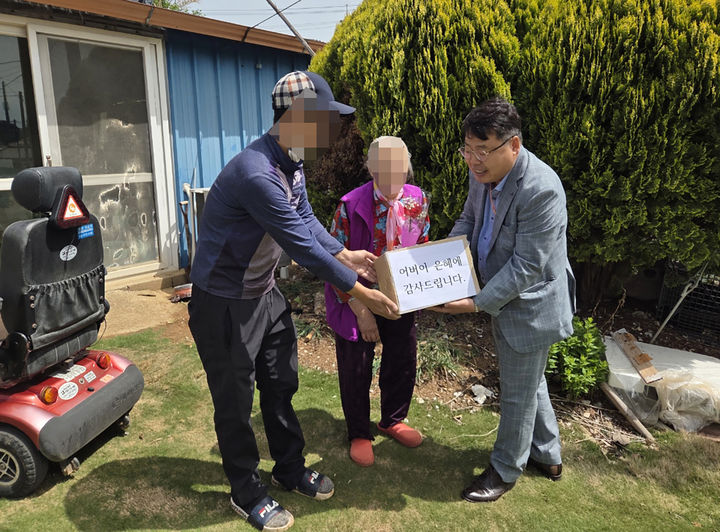 [무안=뉴시스]카네이션과 식료품 전달. (사진=무안군 제공) 2025.05.08. photo@newsis.com *재판매 및 DB 금지