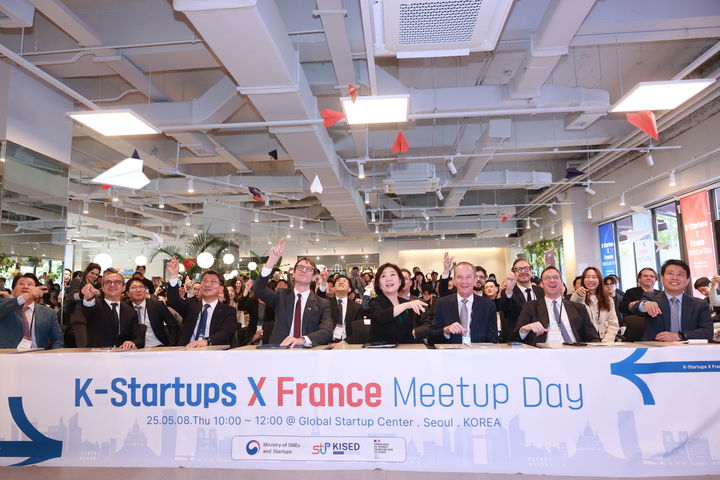 [서울=뉴시스] 오영주 중소벤처기업부 장관이 8일 서울 강남구 팁스타운 글로벌스타트업센터(GSC)에서 열린 'K-스타트업 X 프랑스 밋업 데이'에서 참석자들과 세리머니를 하고 있다. (사진=중소벤처기업부 제공) 2025.05.08. photo@newsis.com *재판매 및 DB 금지