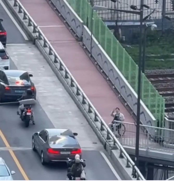 [서울=뉴시스] 유튜버 박위가 아내 송지은을 향해 손을 흔들고 있다. (사진=송지은 인스타그램 캡처) 2025.05.08. photo@newsis.com&nbsp;&nbsp; *재판매 및 DB 금지